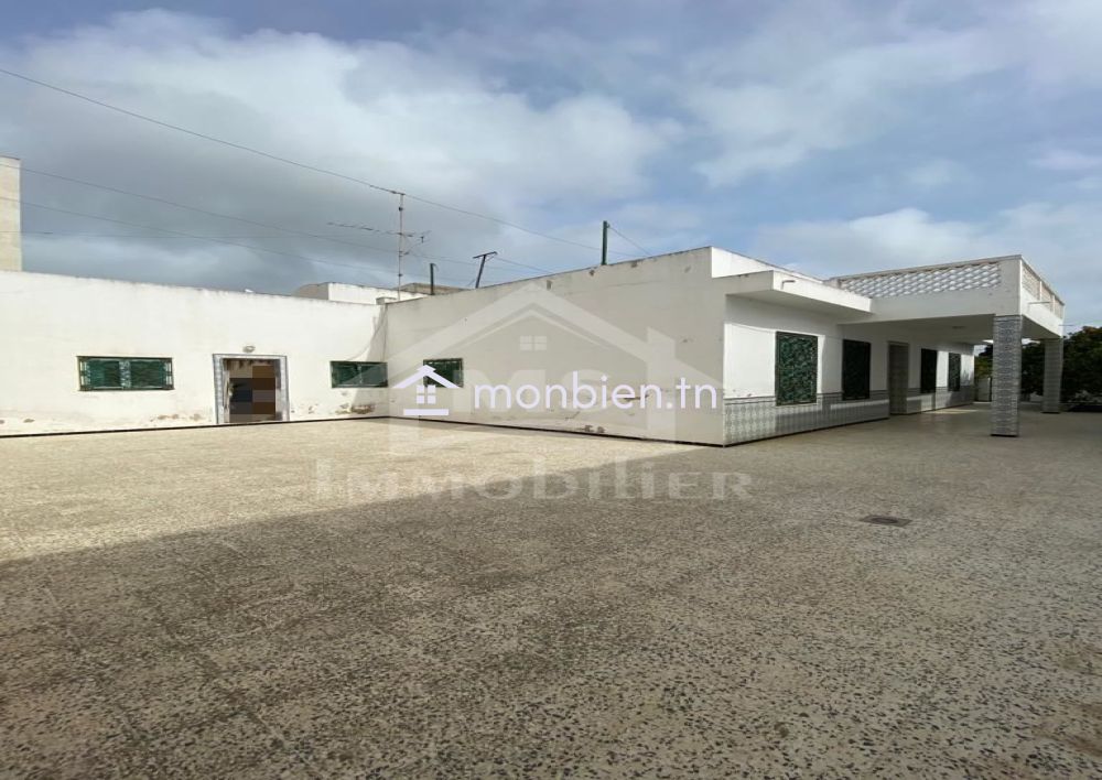 Une maison arabesque S+3 avec patio et jardin à vendre à Nabeul 51355351