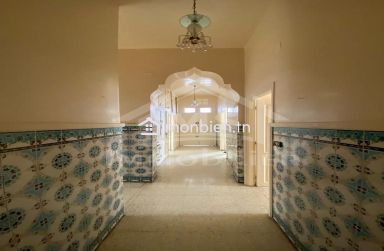 Une maison arabesque S+3 avec patio et jardin à vendre à Nabeul 51355351