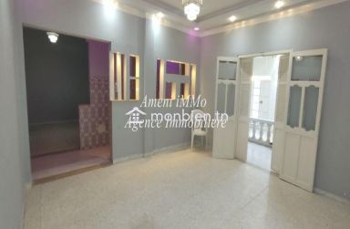 à vendre villa à 02 étages situé au route Naasen - à El Mourouj 5.