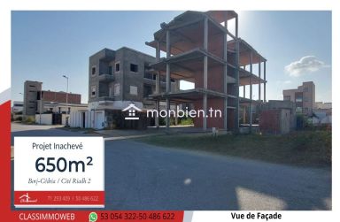Projet inachevé 650 m2 sur un terrain de 450 m2