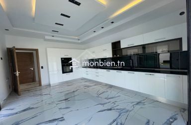 Villa toute neuve S+4 avec piscine à Hammamet Zone Craxi à vendre 51355351