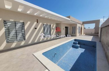 VILLA DE PLAIN-PIED AVEC PISCINE À HOUMT SOUK DJERBA ZA - RÉF V705