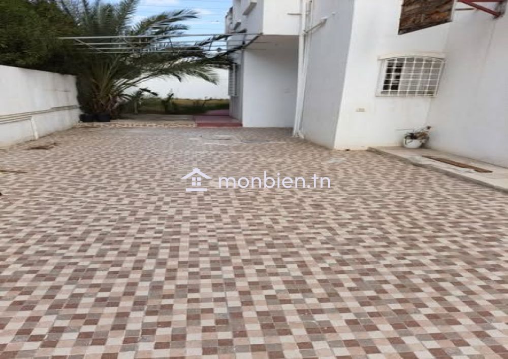 superbe villa de type S+4  située au rez-de-chaussée (RDC) à Menzah 9.