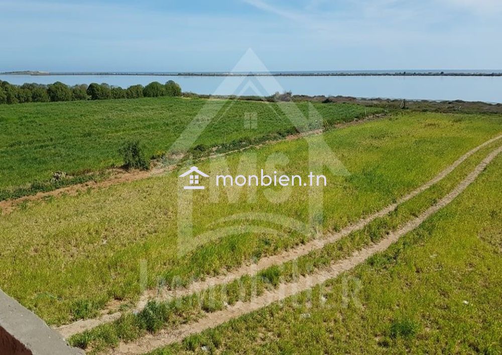 Terrain pieds dans l'eau avec 2 garages à Korba à vendre