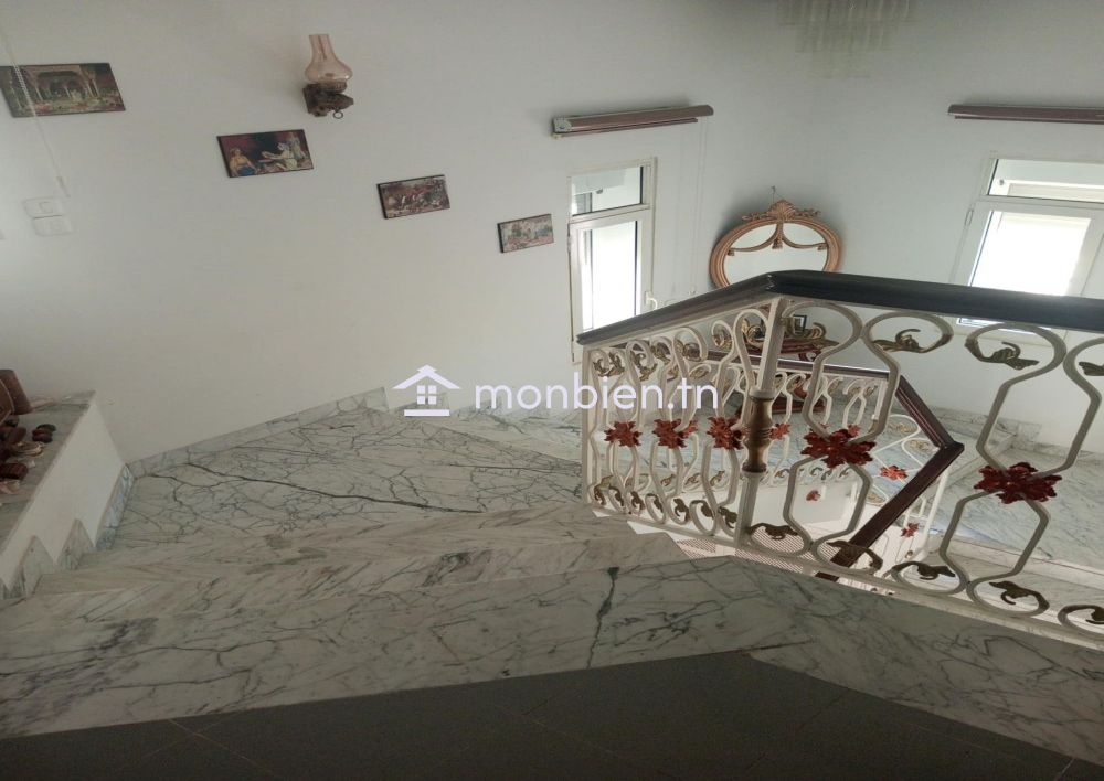 a vendre une villa situé a Manzah 5 en face mosquée.