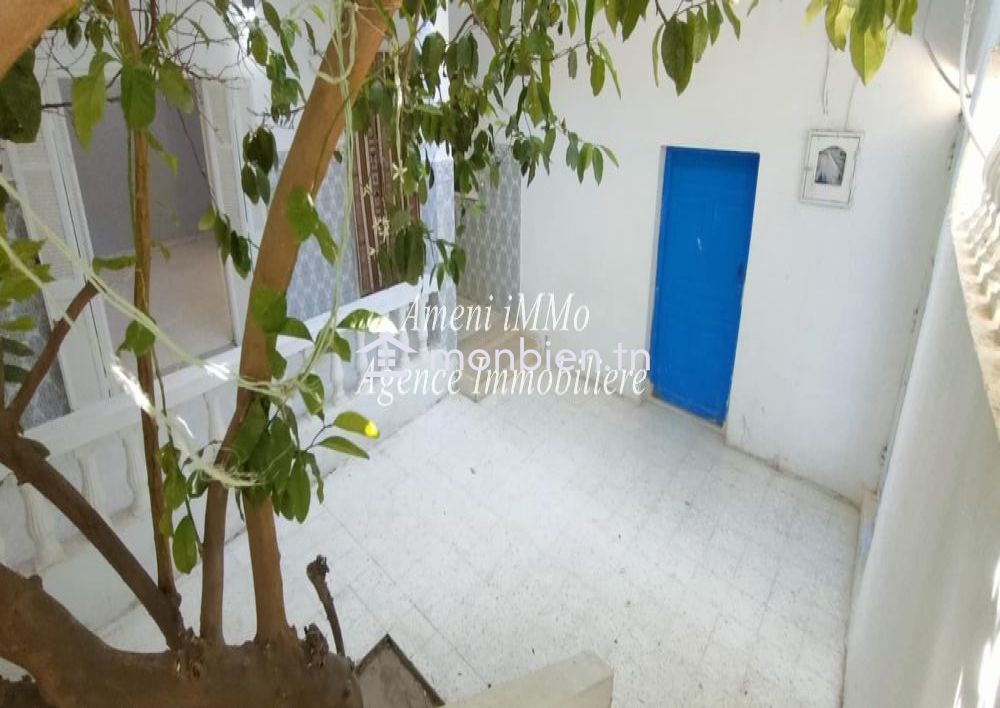 à vendre villa à 02 étages situé au route Naasen - à El Mourouj 5.
