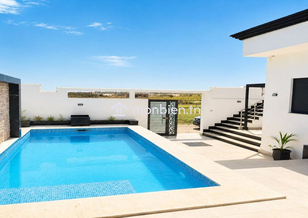 A vendre villa s+2 avec piscine à 400m de la plage dar Aalouche