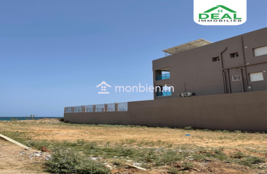 Terrain pieds dans l'eau à Chott Meriam