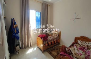 à vendre villa à 02 étages situé au route Naasen - à El Mourouj 5.