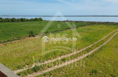 Terrain pieds dans l'eau avec 2 garages à Korba à vendre