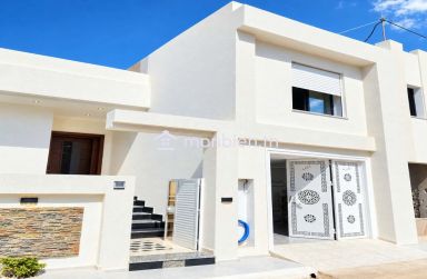 Villa indépendante  s+3 avec piscine meublée a vendre à kelibia
