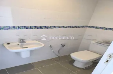 un appartement à usage bureautique de construction récente,