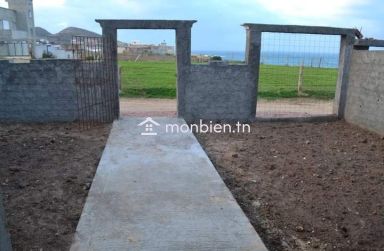 Trois belles villas inachevées pieds dans l'eau à Rafraf