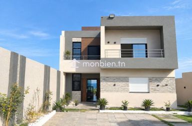 A vendre villa s+3 avec piscine pied dans l'eau à kerkouane