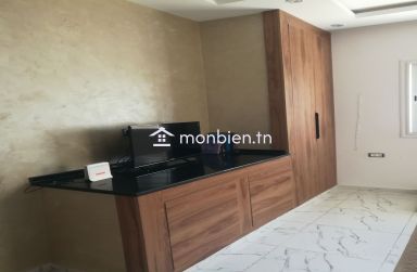 Opportunité Rare Ariana Essoughra. Bâtiment: Villa et 5 app