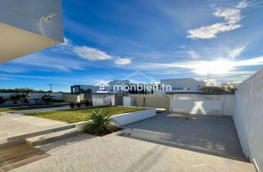 Villa S+5 toute neuve avec piscine à vendre à Hammamet Sud