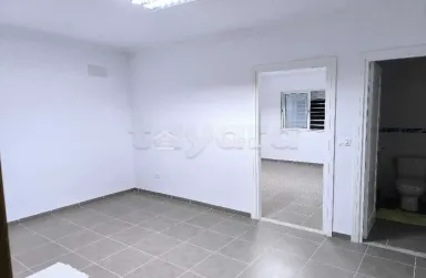 un appartement à usage bureautique de construction récente,