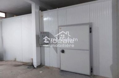 À VENDRE – Dépôt avec chambre frigorifique | El Mhadhba