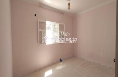 à vendre villa à 02 étages situé au route Naasen - à El Mourouj 5.