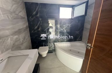 Villa S+4 toute neuve avec piscine à Hammamet Zone Craxi à vendre 51355351