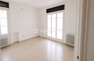 un étage de villa S+4, situé au 1er étage, à El Manar 2, sur la route principale