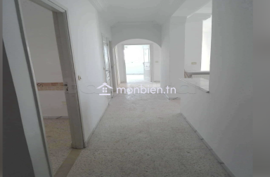 un grand appartement S+2 situé dans un quartier calme