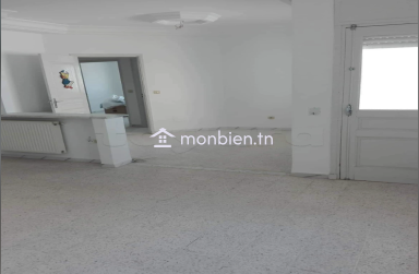 un grand appartement S+2 situé dans un quartier calme