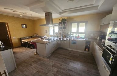 Villa avec piscine et jardin à Hammamet Sud à vendre 51355351