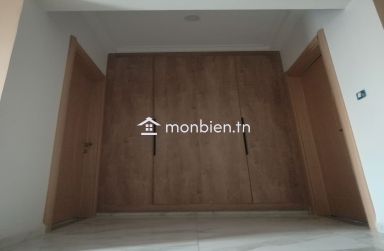 Opportunité Rare Ariana Essoughra. Bâtiment: Villa et 5 app