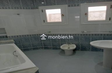 Un spacieux étage de villa