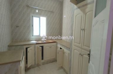 à vendre villa à 02 étages situé au route Naasen - à El Mourouj 5.