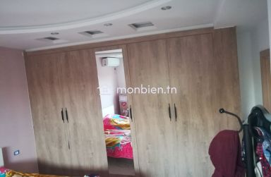 Opportunité Rare Ariana Essoughra. Bâtiment: Villa et 5 app