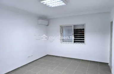 un appartement à usage bureautique de construction récente,