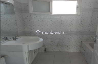un grand appartement S+2 situé dans un quartier calme