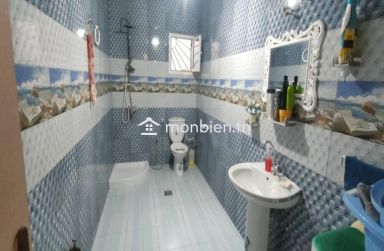 à vendre villa à 02 étages situé au route Naasen - à El Mourouj 5.