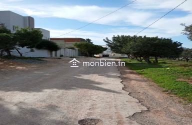 a vendre situé a jinen ennacer sur la route principale.