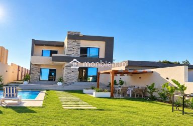 A vendre villa s+3 avec piscine pied dans l'eau à kerkouane