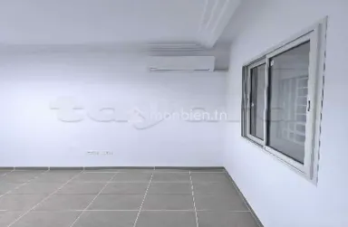 un appartement à usage bureautique de construction récente,