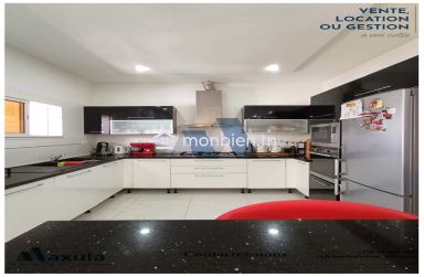 À VENDRE ÉTAGE DE VILLA EN RDC INDÉPENDANT EN PLEIN COEUR DE RADES