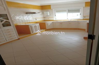 Un spacieux étage de villa