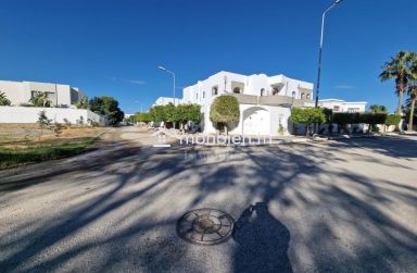 Villa S+4 avec jardin et piscine à vendre à Yamine Hammamet 51355351