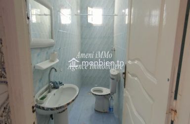 à vendre villa à 02 étages situé au route Naasen - à El Mourouj 5.