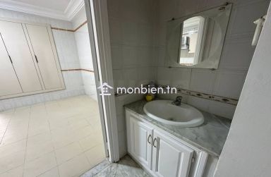 un bel appartement S+3 situé au 6ᵉ et dernier étage d’une résidence calme et sécurisée