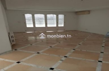Un spacieux étage de villa