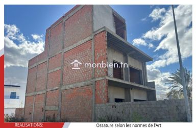 Villa inachevée couvrant 340 m2 pour 320 MD