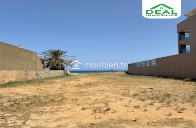 Terrain pieds dans l'eau à Chott Meriam