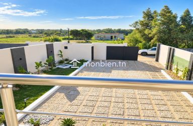 A vendre villa s+3 avec piscine pied dans l'eau à kerkouane