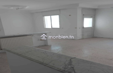 un grand appartement S+2 situé dans un quartier calme