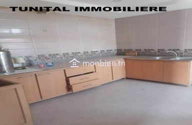 La marsa bhar lazreg pas loin de cité el Khalil.  A vendre villa sur 2 niveaux sépareé .